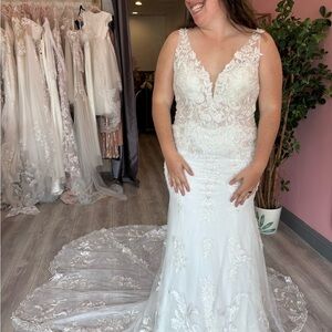 V-neck Floral Lace Long Train Fit & Flare Wedding Dress Sample